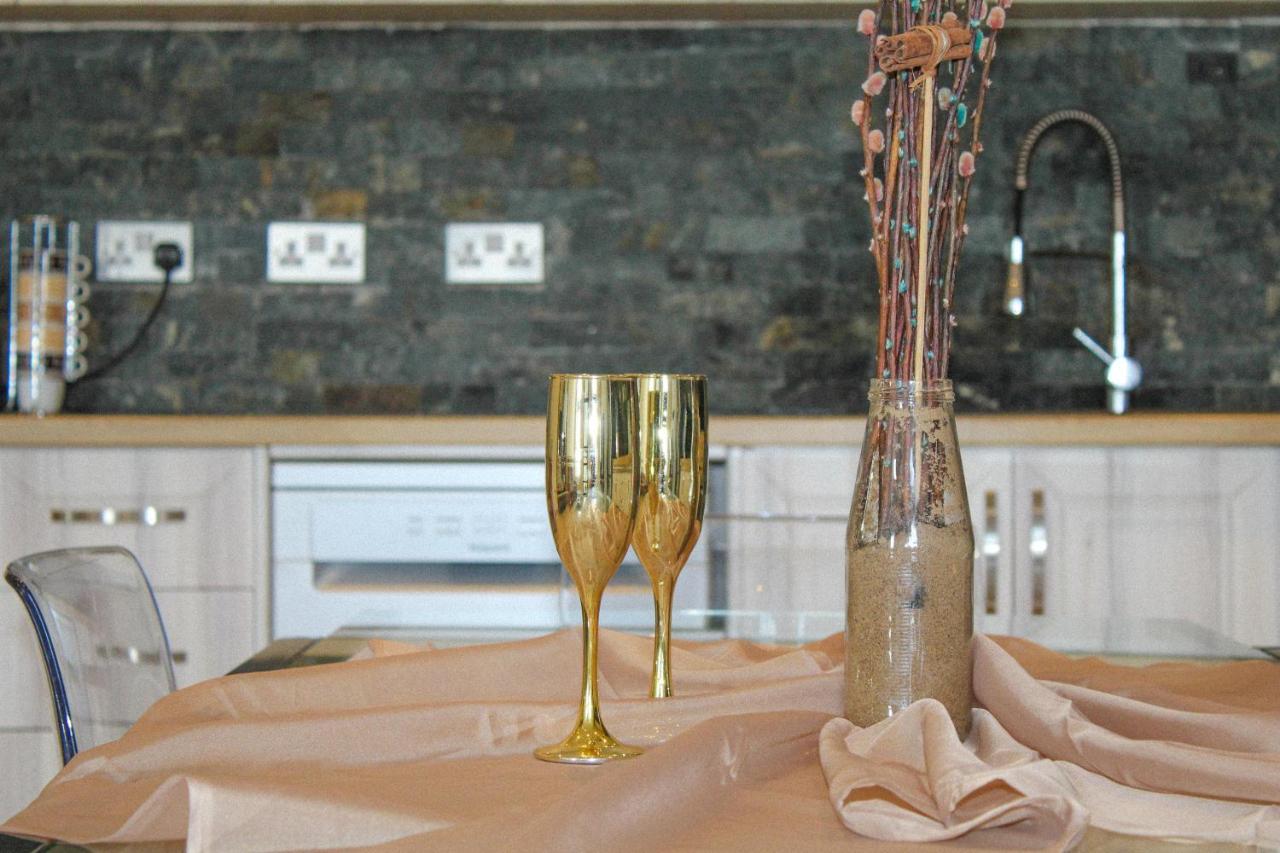 Lavish 2 Bed Sleeps 5 Near Lanark Apartment Carstairs Exterior photo
